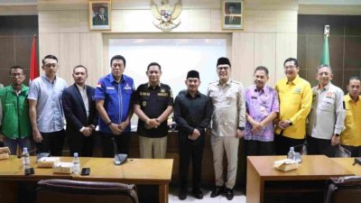 Kabupaten Bekasi - Bupati Bekasi Ade Kuswara Kunang bersama pipinan partai