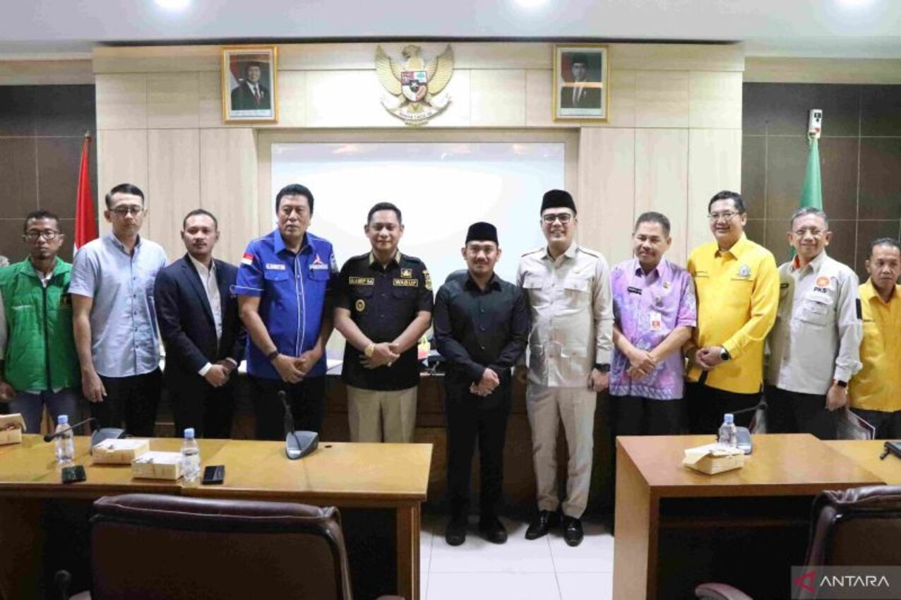 Kabupaten Bekasi - Bupati Bekasi Ade Kuswara Kunang bersama pipinan partai