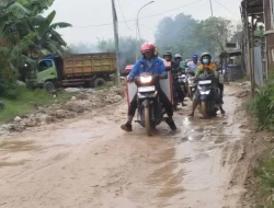 Lumpur Penuhi Jalan Raya CBL Sukajaya, 10 Pemotor Tergelincir