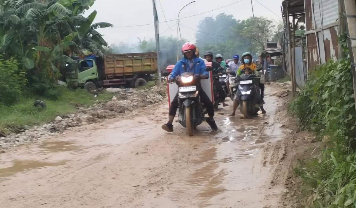 Kabupaten Bekasi - Pemotor melintas Jalan Raya Cikarang Bekasi Laut (CBL) – Sukajaya di Kecamatan Cibitung, Kabupaten Bekasi., yang berlumpur.