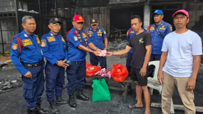 Kota Bekasi - Disdamkarmat Kota Bekasi mengembalikan bantuan yang diberikan oleh Bos Gudang yang terbakar