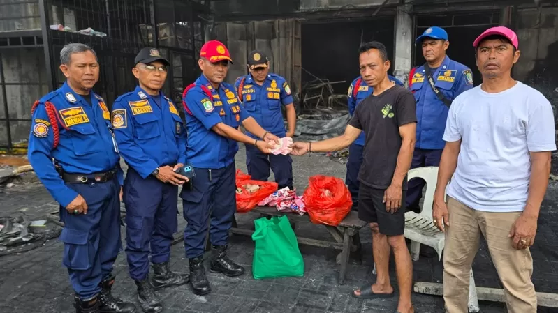 Kota Bekasi - Disdamkarmat Kota Bekasi mengembalikan bantuan yang diberikan oleh Bos Gudang yang terbakar