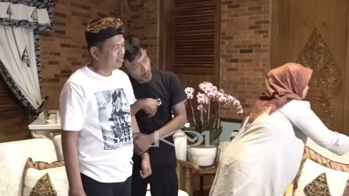 Bekasi - Gubernur Jawa Barat, Dedi Mulyadi, bertemu dengan Darkiman, warga yang sempat viral karena menyiramkan air saat kunjungan Dedi ke Lapangan Wanasari, Kecamatan Cibitung, Kabupaten Bekasi, Jumat malam (20/6/2025).