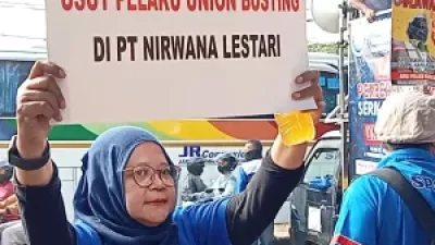 Kota Bekasi - Mantan karyawan PT Nirwana Lestari menggelar aksi demonstrasi di depan perusahaan yang berlokasi di Kota Bekasi, Senin (2/6/2025).