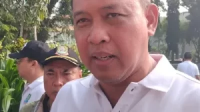 Kota Bekasi - Wali Kota Bekasi Tri Adhianto saat diawawancara di Alun -Alun M Hasibuan Kota Bekasi.