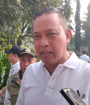 Kota Bekasi - Wali Kota Bekasi Tri Adhianto saat diawawancara di Alun -Alun M Hasibuan Kota Bekasi.