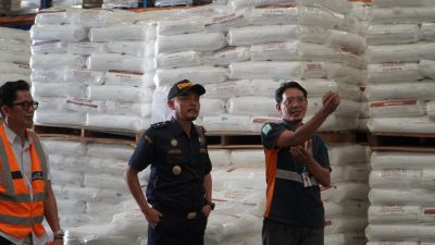Bekasi - Tim Bea Cukai disambut hangat oleh Direktur PT IK Inabata Indonesia, Akira, beserta jajaran manajemen.