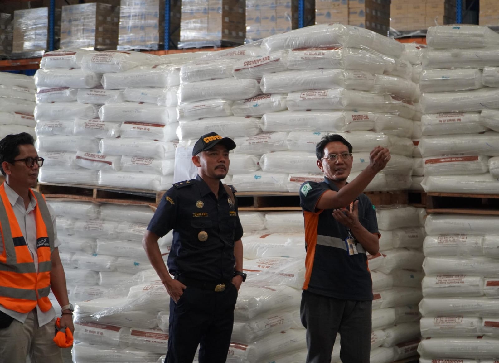 Bekasi - Tim Bea Cukai disambut hangat oleh Direktur PT IK Inabata Indonesia, Akira, beserta jajaran manajemen.