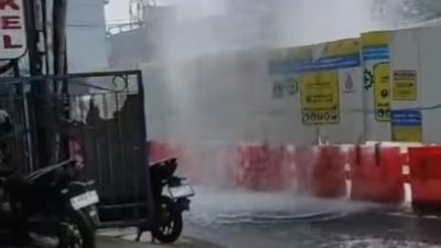 Kota Bekasi - Semburan air deras mendadak muncul dari proyek pipa milik PAM Jaya DKI Jakarta di Jalan Raya Jatiwaringin, Pondokgede, Kota Bekasi, pada Selasa (17/6/2025) pagi.