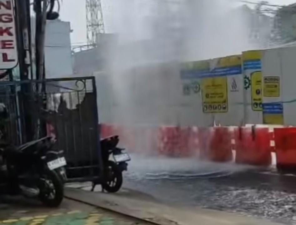 Kota Bekasi - Semburan air deras mendadak muncul dari proyek pipa milik PAM Jaya DKI Jakarta di Jalan Raya Jatiwaringin, Pondokgede, Kota Bekasi, pada Selasa (17/6/2025) pagi.