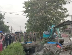 Pemkab Bekasi Tertibkan 99 Bangunan Liar di Bantaran Saluran Sekunder Kampung Gabus