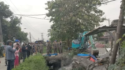 Kabupaten Bekasi - Pemerintah Kabupaten Bekasi menertibkan sebanyak 99 bangunan liar di sepanjang bantaran Saluran Sekunder (SS) Kampung Gabus Tengah, Desa Srimukti, Kecamatan Tambun Utara, Rabu (18/6/2025).