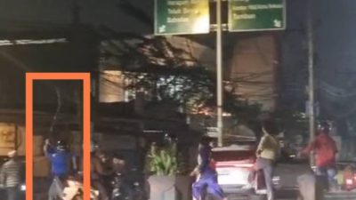 Kota Bekasi - Tangkapan layar video taruwan di Flyover Kranji, Bekasi Barat.