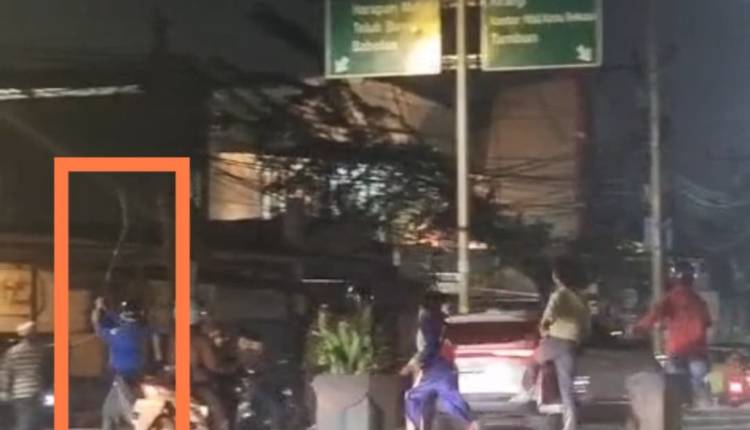 Kota Bekasi - Tangkapan layar video taruwan di Flyover Kranji, Bekasi Barat.