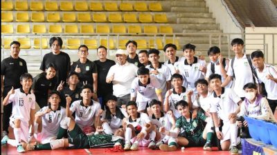 Kota Bekasi - Ketua Asosiasi Futsal Kota (AFK) Bekasi, Heri Koswara, saat memberikan dukungan langsung kepada tim Futsal Kota Bekasi di GOR Futsal ITB Jatinangor, Selasa (24/6/2025).