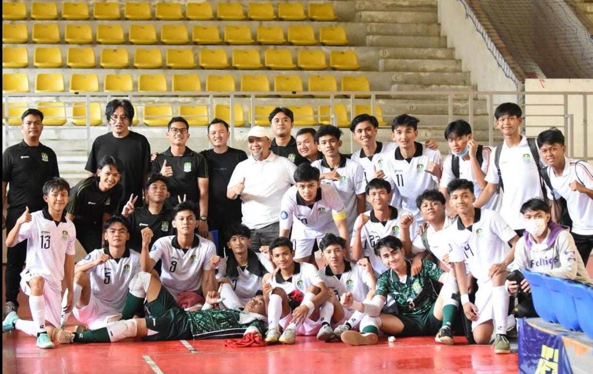 Kota Bekasi - Ketua Asosiasi Futsal Kota (AFK) Bekasi, Heri Koswara, saat memberikan dukungan langsung kepada tim Futsal Kota Bekasi di GOR Futsal ITB Jatinangor, Selasa (24/6/2025).
