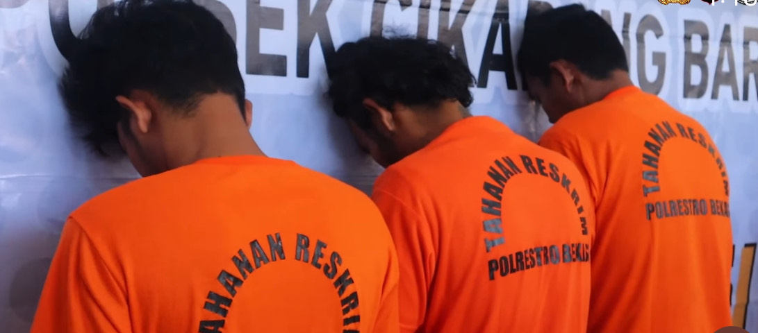 Kabupaten Bekasi - Tiga pemuda berinisial MW (21), K (37), dan JS (30) diringkus jajaran Polsek Cikarang Barat setelah terbukti menjual obat golongan G tanpa izin edar di wilayah Kabupaten Bekasi. Foto: Benny/Gobekasi