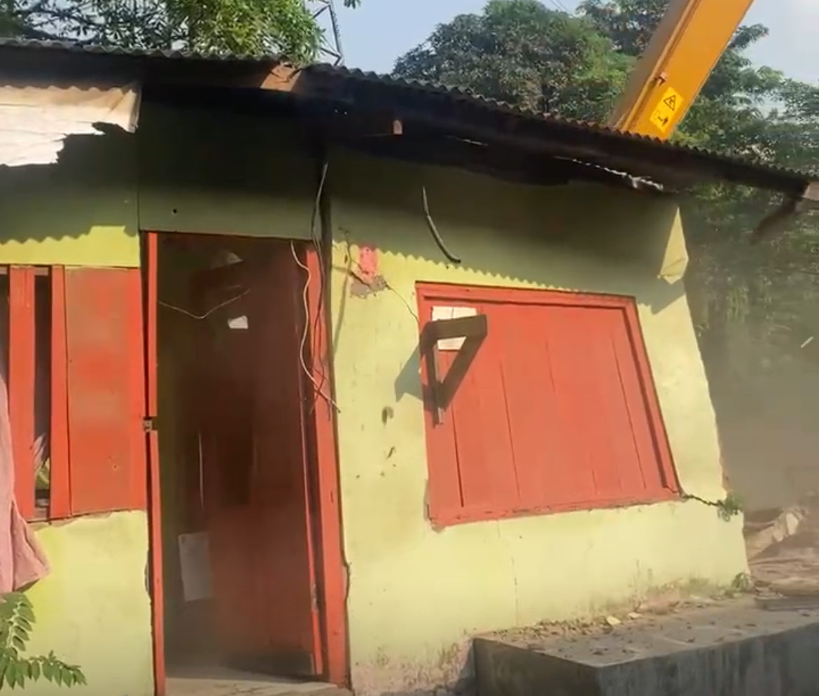 Kabupaten Bekasi - Salah satu bangunan remang-remang di Kabupaten Bekasi yang akan dibongkar