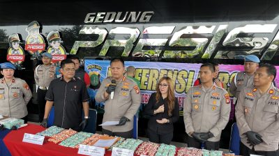 Kota Bekasi - Kapolres Metro Bekasi Kota, Kombes Kusumo Wahyu Bintoro, mengungkapkan RS memodifikasi ekstasi dari bentuk tablet menjadi serbuk, lalu memasukkannya ke dalam kapsul demi menghindari kecurigaan petugas.