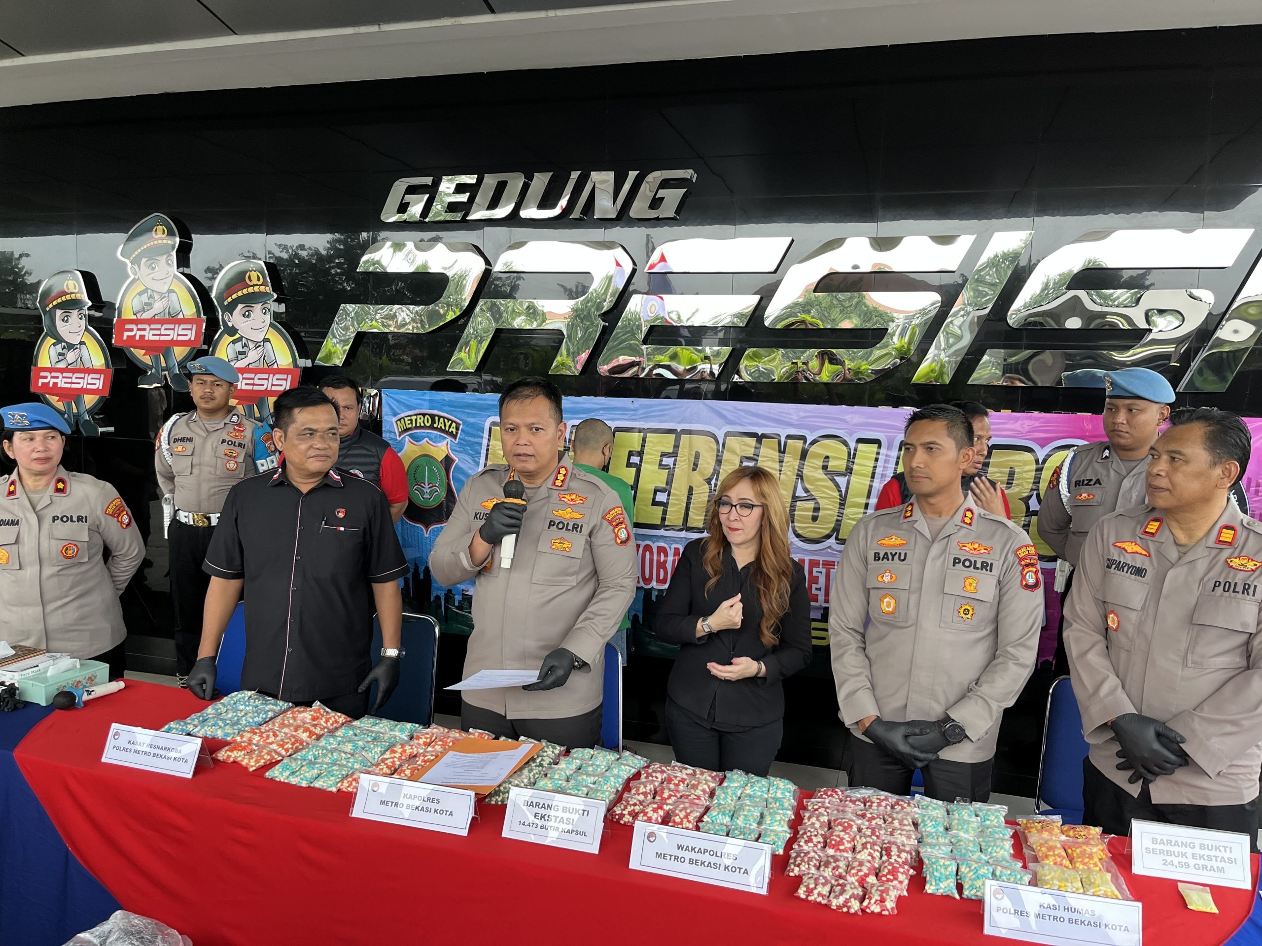 Kota Bekasi - Kapolres Metro Bekasi Kota, Kombes Kusumo Wahyu Bintoro, mengungkapkan RS memodifikasi ekstasi dari bentuk tablet menjadi serbuk, lalu memasukkannya ke dalam kapsul demi menghindari kecurigaan petugas.