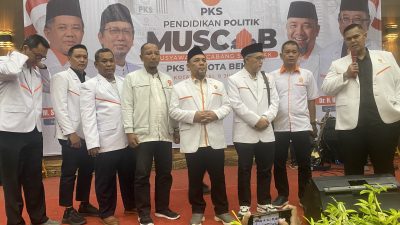 Kota Bekasi - Ketua DPD PKS Kota Bekasi bersam Ketua DPC yang baru.