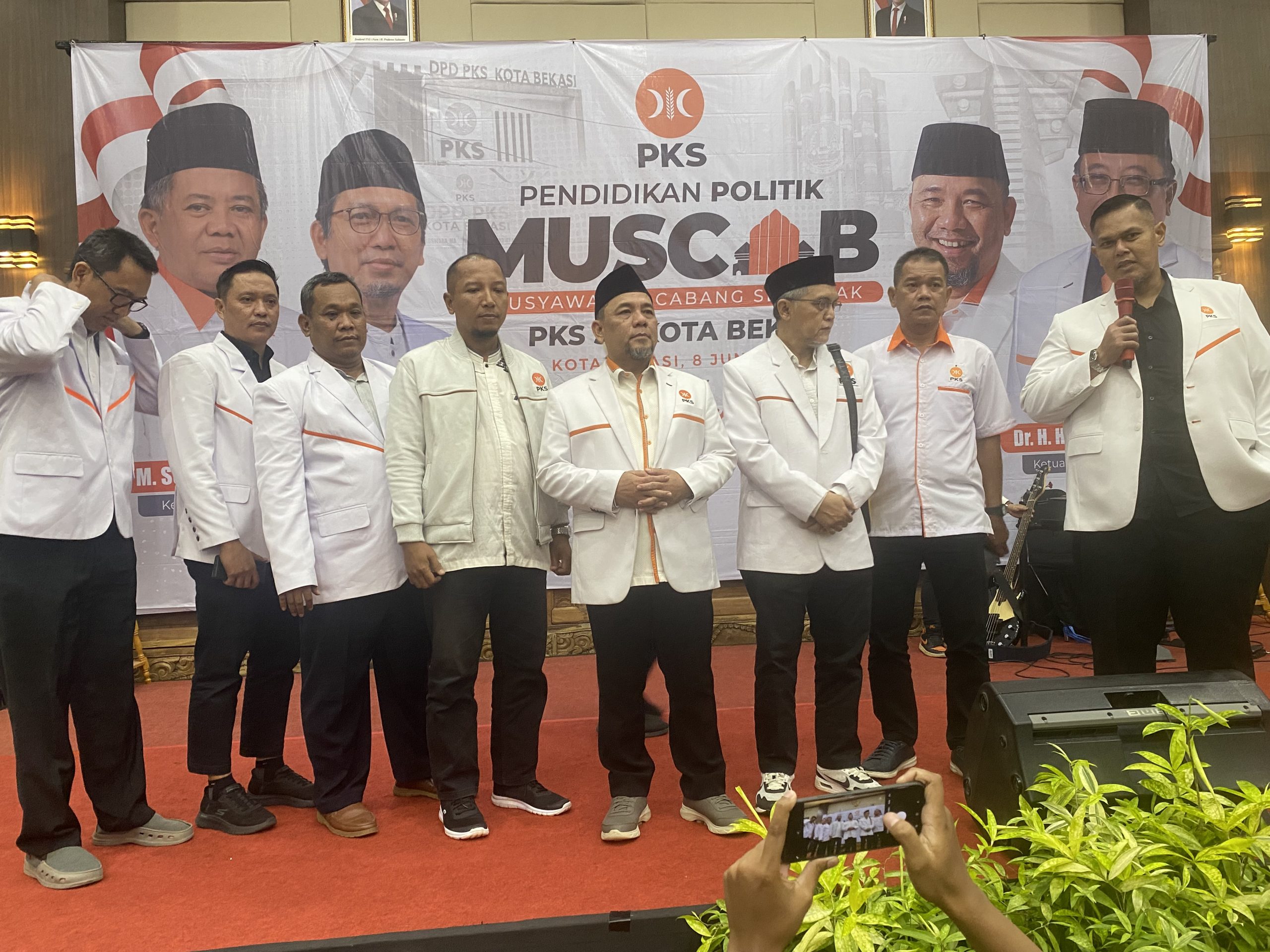 Kota Bekasi - Ketua DPD PKS Kota Bekasi bersam Ketua DPC yang baru.