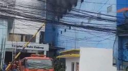 12 Mobil Damkar Dikerahkan Padamkan Kobaran Api di Gudang Ban depan Harapan Indah