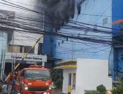 12 Mobil Damkar Dikerahkan Padamkan Kobaran Api di Gudang Ban depan Harapan Indah
