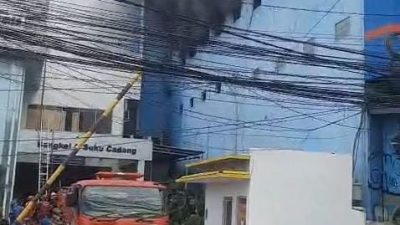 12 Mobil Damkar Dikerahkan Padamkan Kobaran Api di Gudang Ban depan Harapan Indah