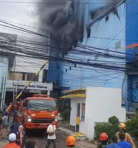 Kota Bekasi - Tangkapan layar video kebakaran di Bengkel Ban depan Harapan Indah, Medan Satria, Kota Bekasi.