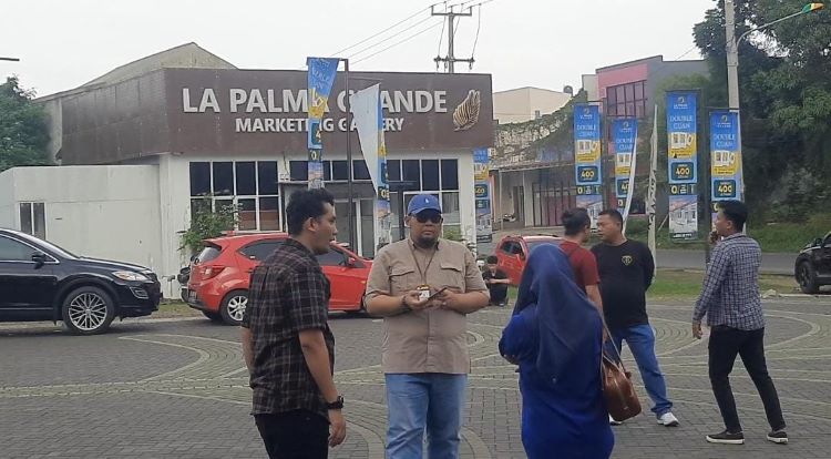 Kabupaten Bekasi - DPRD Kabupaten Bekasi mendesak Pemerintah Kabupaten Bekasi untuk menyegel marketing gallery Perumahan La Palma Grande. Langkah ini diambil agar pihak developer menyelesaikan sejumlah persoalan yang telah diadukan warga beberapa waktu lalu sebelum melakukan penjualan unit baru.