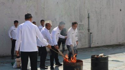 Kota Bekasi - Lapas Kelas IIA Bulak Kapal, Bekasi, memusnahkan barang terlarang yang dikuasai oleh para narapidana.