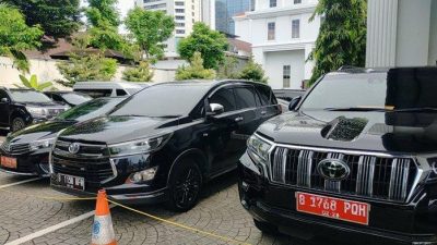 Mobil Dinas di Balai Kota Jakarta