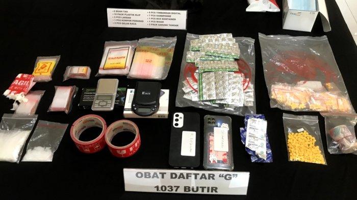Kabupaten Bekasi - Barang bukti narkoba dan alat telekomunikasi milik para pelaku