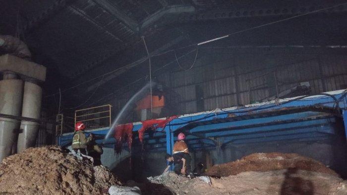 Kota Bekasi - Sebuah pabrik serutan kayu yang berlokasi di Kampung Ciketing Udik, Jalan Raya Narogong KM 16, RT 03 RW 07, Kecamatan Bantargebang, Kota Bekasi dilalap api pada Jumat dini hari (13/6/2025).