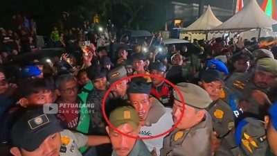 Kabupaten Bekasi - Tangkapan layar kanal YouTube Petualang dan Explore saat petugas Satpol PP mengamankan pria yang meniram rombongan Gubernur Jawa Barat Dedi Mulyadi di Bekasi.