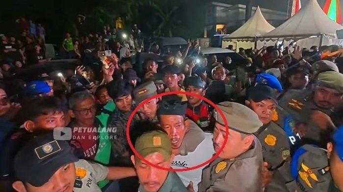 Kabupaten Bekasi - Tangkapan layar kanal YouTube Petualang dan Explore saat petugas Satpol PP mengamankan pria yang meniram rombongan Gubernur Jawa Barat Dedi Mulyadi di Bekasi.