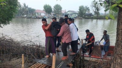 Kabupaten Bekasi - Tim SAR mengevakuasi jenazah ABK yang jatuh di SUngai Citarum