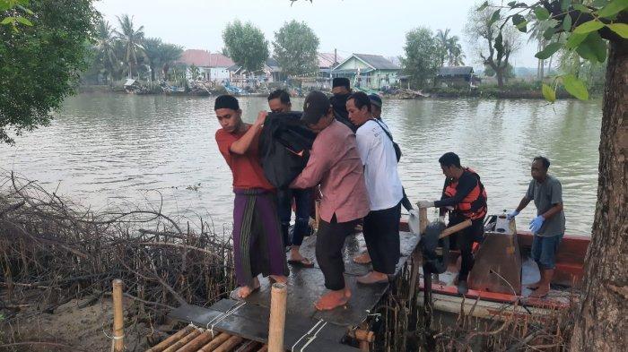Kabupaten Bekasi - Tim SAR mengevakuasi jenazah ABK yang jatuh di SUngai Citarum