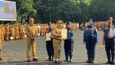 Kota Bekasi - Wali Kota dan Wakil Wali Kota, Tri Adhianto-Harris Bobihoe memperikan piagam kepada petugas Disdamkarmat Kota Bekasi yang selamatkan warga hendak bunuh diri.