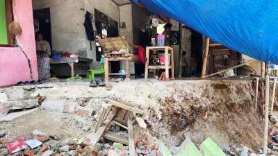 Kabupaten Bekasi - Bencana longsor yang menimpa empat rumah warga di Kampung Tembong Gunung, Desa Sukamahi, Kecamatan Cikarang Pusat.