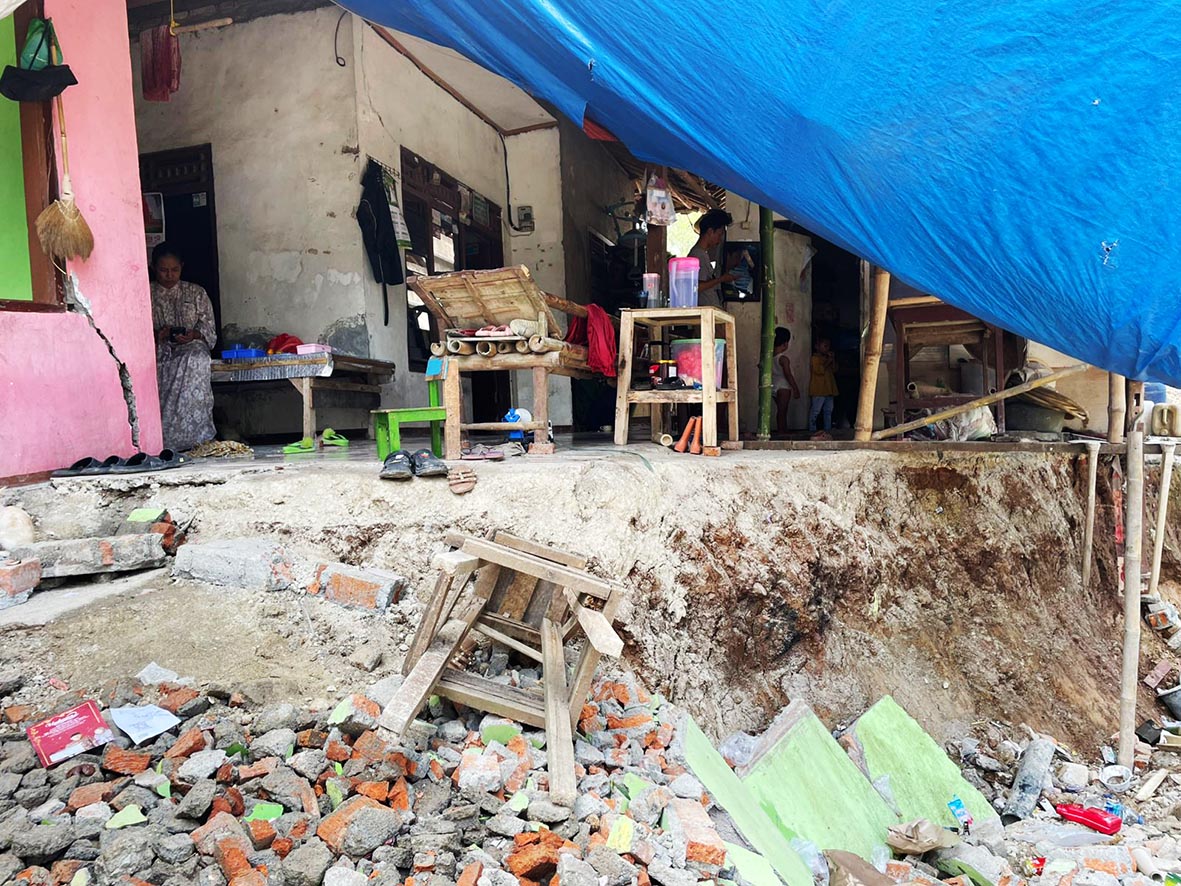 Kabupaten Bekasi - Bencana longsor yang menimpa empat rumah warga di Kampung Tembong Gunung, Desa Sukamahi, Kecamatan Cikarang Pusat.