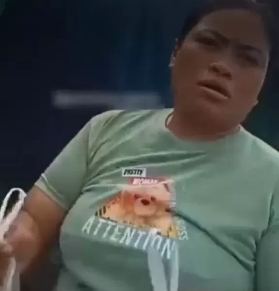 Kota Bekasi - Tangkapan layar video seorang ibu mengambil daging kurban dengan menebusnya Rp 15 ribu di Kelurahan Cikiwul, Kecamatan Bantar Gebang, Kota Bekasi.