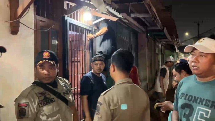 Kota Bekasi - Sebuah toko aksesoris gadget di Kampung Rawa Bugel, Kelurahan Marga Mulya, Kecamatan Bekasi Utara, Kota Bekasi, digerebek Satuan Polisi Pamong Praja (Satpol PP) pada Rabu malam (11/6/2025).