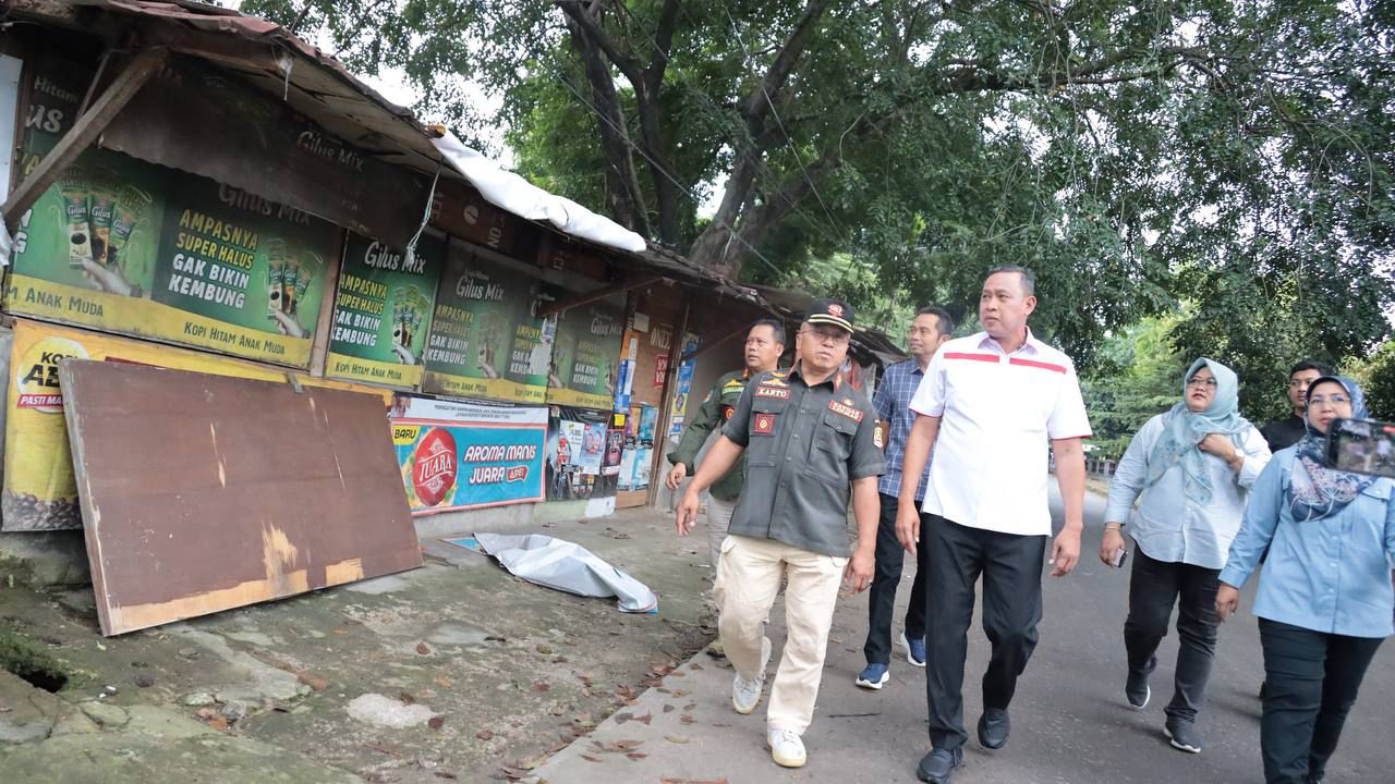 Kota Bekasi - Wali Kota Bekasi, Tri Adhianto, meninjau langsung proses pembongkaran bangunan liar yang berdiri di atas badan sungai di sekitar Universitas Islam “45” (Unisma) pada akhir pekan ini.