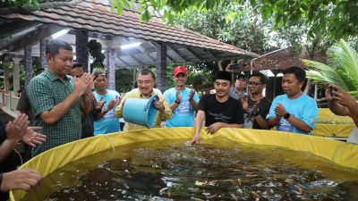 Kota Bekasi - Wakil Wali Kota Bekasi, Abdul Harris Bobihoe, menghadiri langsung kegiatan penebaran benih ikan nila yang digelar oleh Karang Taruna Mustika Jaya, sebagai bentuk dukungan terhadap pemuda yang berinisiatif di bidang perikanan air tawar, Minggu (1/6/2025).