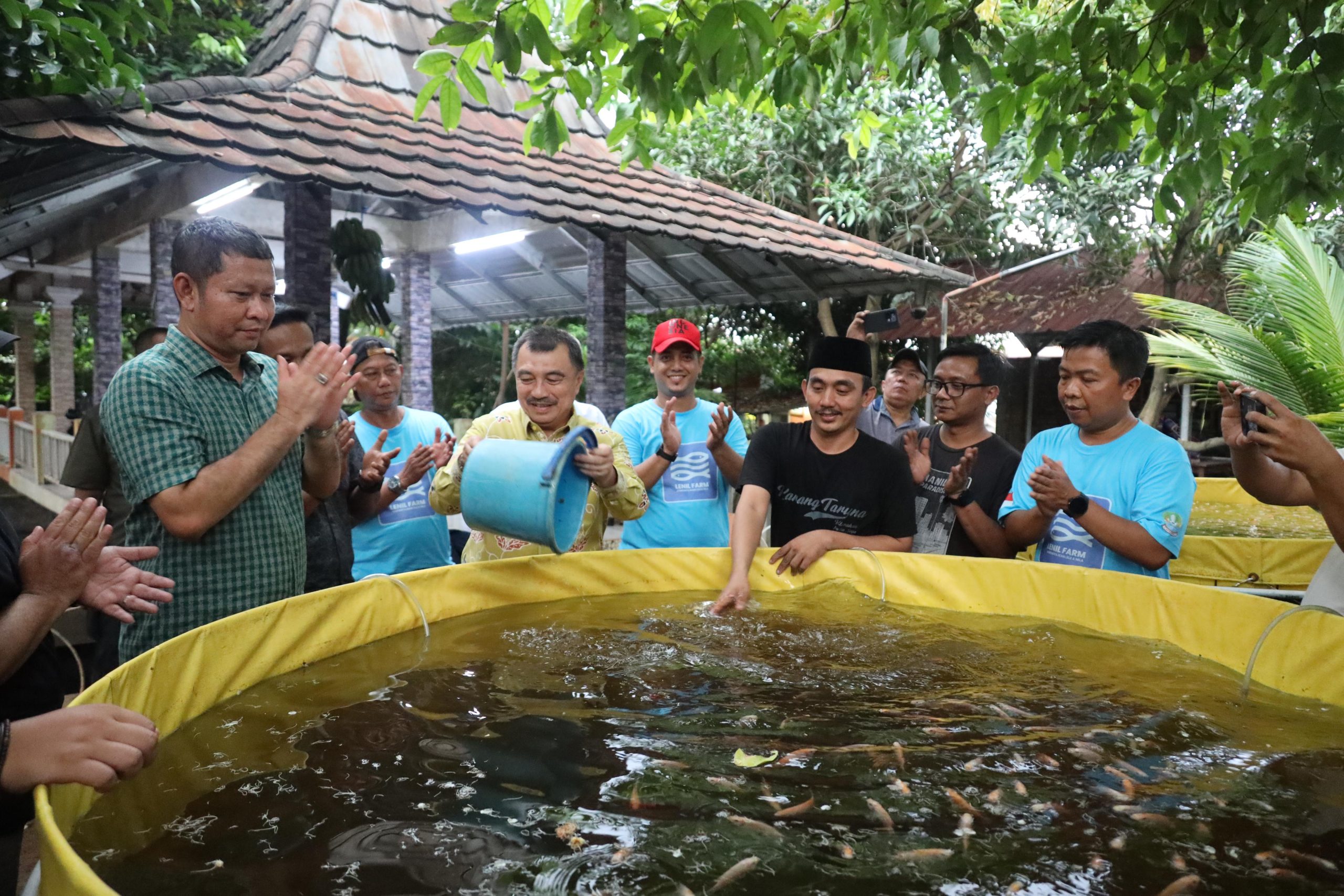 Kota Bekasi - Wakil Wali Kota Bekasi, Abdul Harris Bobihoe, menghadiri langsung kegiatan penebaran benih ikan nila yang digelar oleh Karang Taruna Mustika Jaya, sebagai bentuk dukungan terhadap pemuda yang berinisiatif di bidang perikanan air tawar, Minggu (1/6/2025).