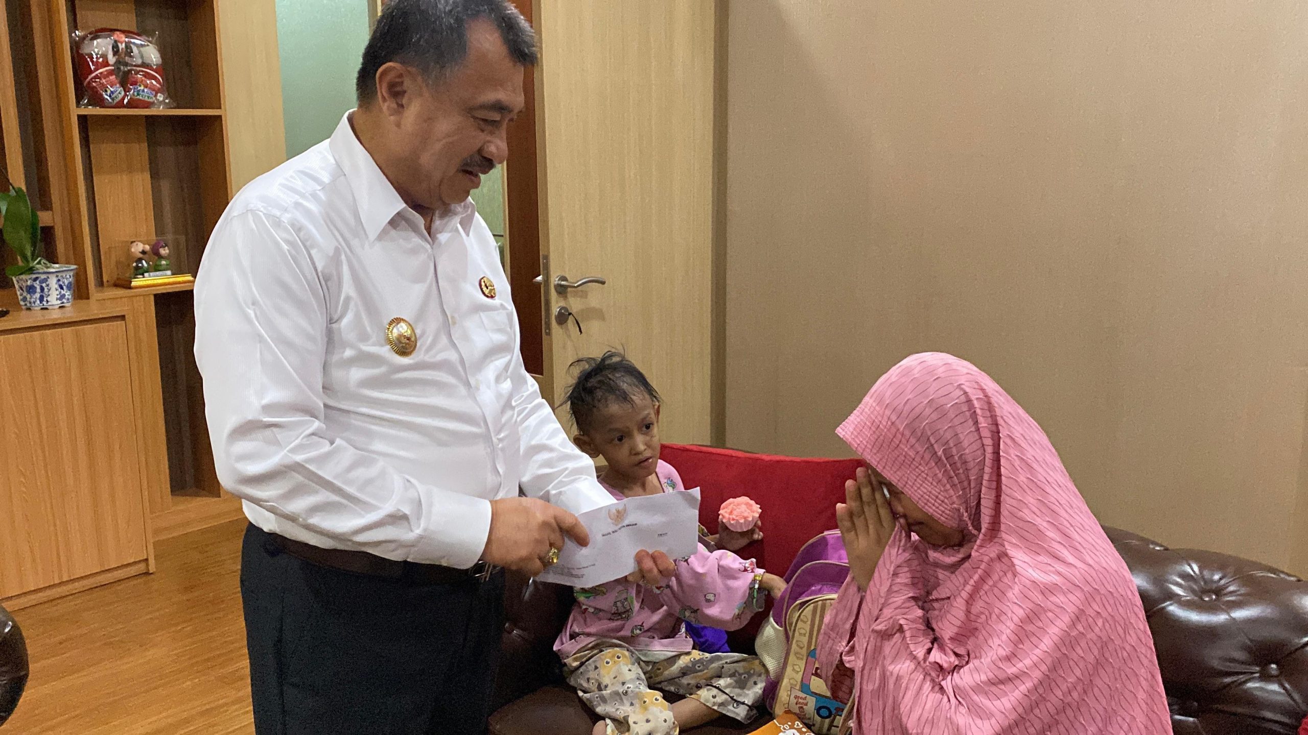 Kota Bekasi - Tangis haru pecah di ruang kerja Wakil Wali Kota Bekasi, Abdul Harris Bobihoe