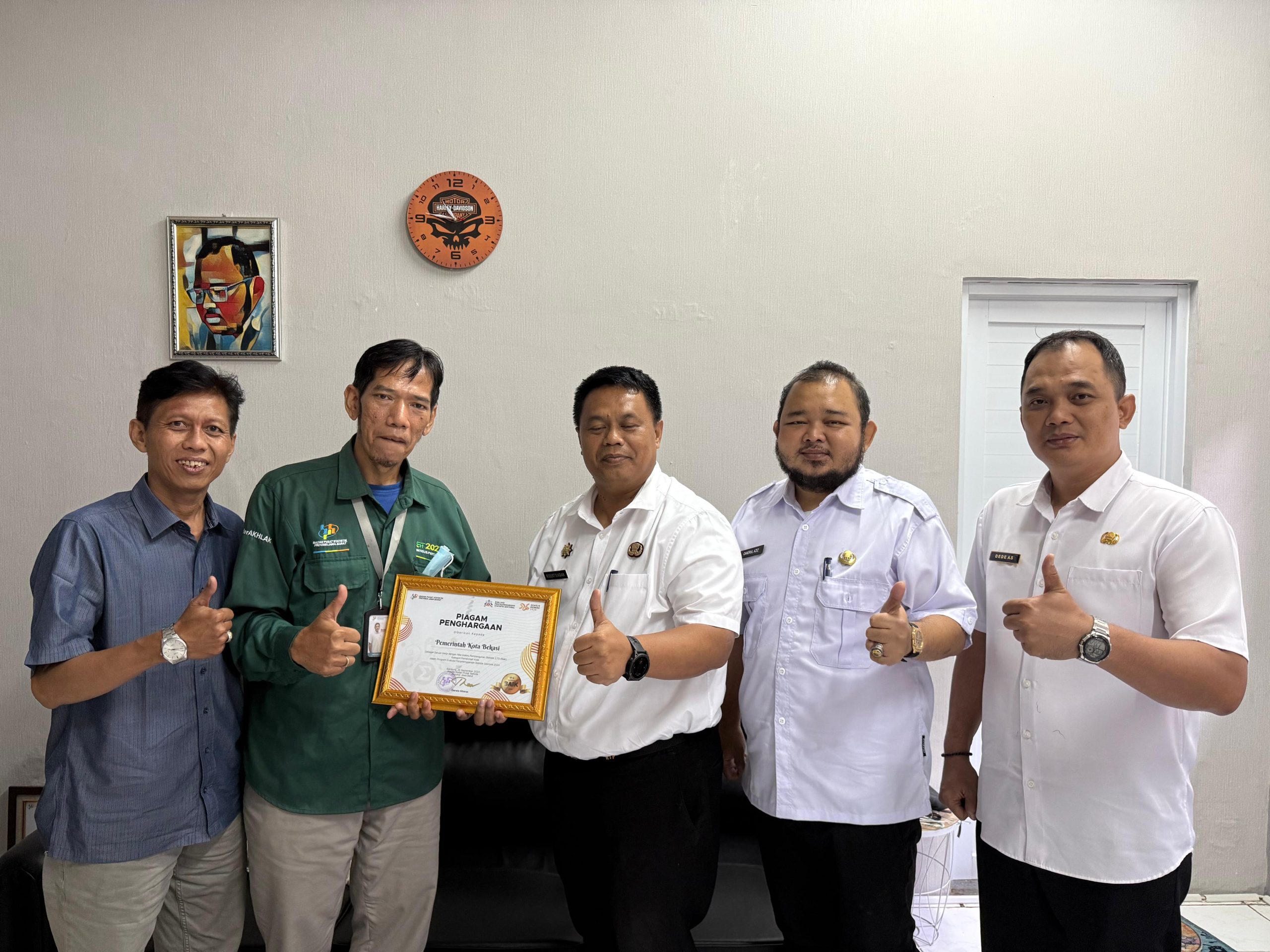 Kota Bekasi - Piagam penghargaan diserahkan langsung oleh Statistisi Ahli Madya BPS Kota Bekasi, Hendra Wijaya, kepada Kepala Dinas Komunikasi, Informatika, Statistik dan Persandian (Diskominfostandi) Kota Bekasi, Robet TP Siagian.