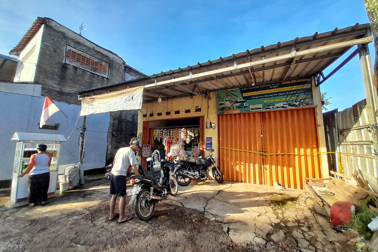 Kabupaten Bekasi - TKP sebuah ruko/kios yang diduga menjalankan usaha depot isi ulang ilegal di Setu, Kabupaten Bekasi